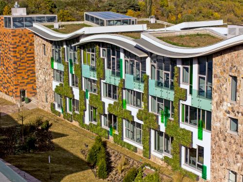 Building with facade greening